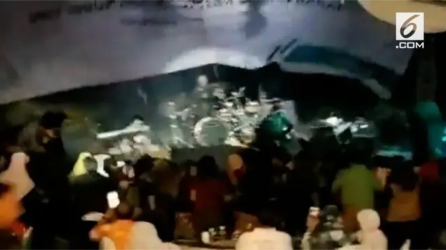 Detik-detik tsunami anyer terjadi saat band Seventeen sedang mengelar konser di Tanjung Lesung, Pandeglang, Banten.
