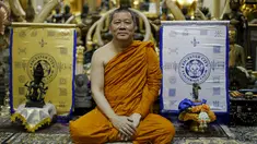 Biksu Buddha Phra Prommangkalachan berpose di kain suci dengan tim sepakbola liga Inggris, Leicester City di Bangkok , Thailand 18 April 2016. Biksu ini akan memberkati tim inggris tersebut setiap mereka bertanding. (REUTERS / Jorge Silva)