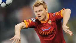 Gaya bek AS Roma asal Norwegian John Arne Riise saat melempar bola di laga Liga Champions melawan Shakhtar Donetsk di Olimpico, Roma, 16 Februari 2010. Roma kalah 2-3. AFP PHOTO / ANDREAS SOLARO