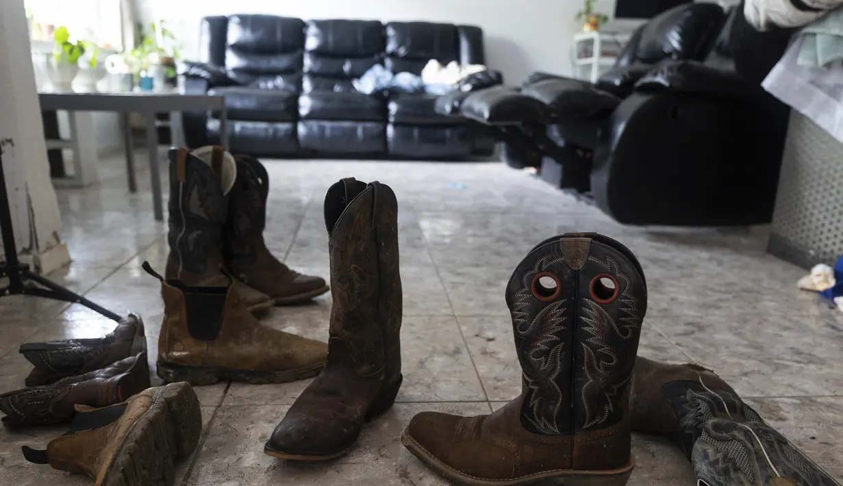 Sepatu dan sofa rusak dalam banjir Senin di rumah Cecilia Perez di Haltom City, Texas pada Selasa, 23 Agustus 2022. Hujan deras turun setelah wilayah ini kering selama berbulan-bulan dengan suhu mencapai suhu 100 derajat fahrenheit. (Yffy Yossifor/Star-Telegram via AP)
