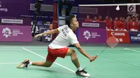 Tunggal putra Indonesia, Anthony Sinisuka Ginting berusaha mengembalikan kok ke arah pemain China Shi Yuqi pada final Beregu Putra Asian Games 2018 di Istora Kompleks GBK, Jakarta, Rabu (22/8). Indonesia kalah 1-3. (Liputan6.com/Helmi Fithriansyah)