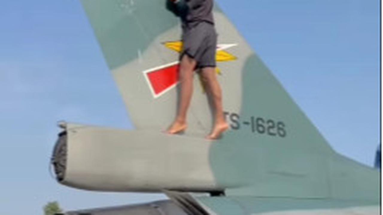 Bule Bingung Jet Tempur F-16 Indonesia Dicuci Anggota TNI AU Pakai Sabun