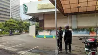 Starbucks dijaga personel bersenjata lengkap. (Liputan6.com/Muslim AR)