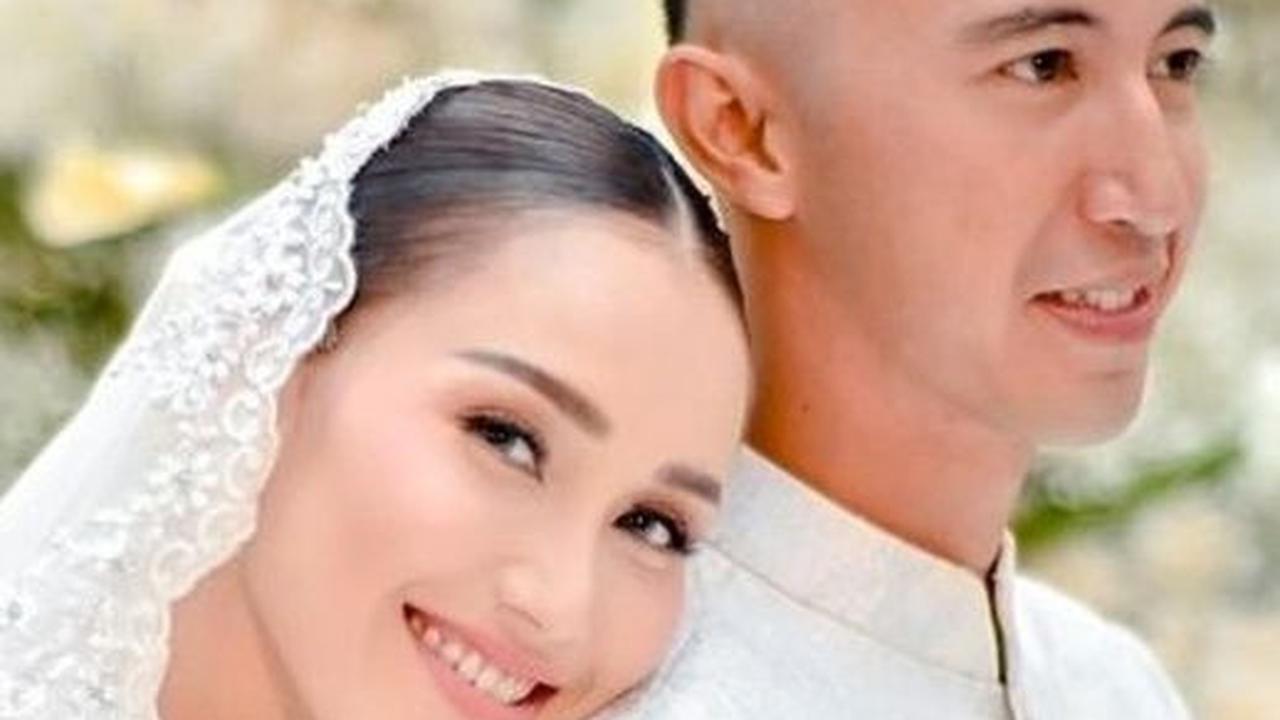 8 Foto Ayu Ting Ting Go Public Dengan Calon Suami