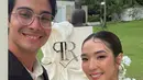 Cinta Brian tampil mengenakan setelan hitam yang juga menjadi groomsmen. Ia didampingi Gisel yang mengenakan dress lace warna beige. [@cinta_brian]