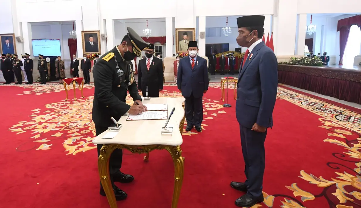 Presiden Joko Widodo menyaksikan penanandatanganan dokumen pelantikan Panglima TNI Jenderal Andika Perkasa di Istana Negara, Rabu (17/11/2021). Andika Perkasa menggantikan Panglima TNI sebelumnya Marsekal Hadi Tjahjanto yang memasuki masa pensiun. (Foto: Agus Suparto/Biro Sekretariat Kepresidenan)