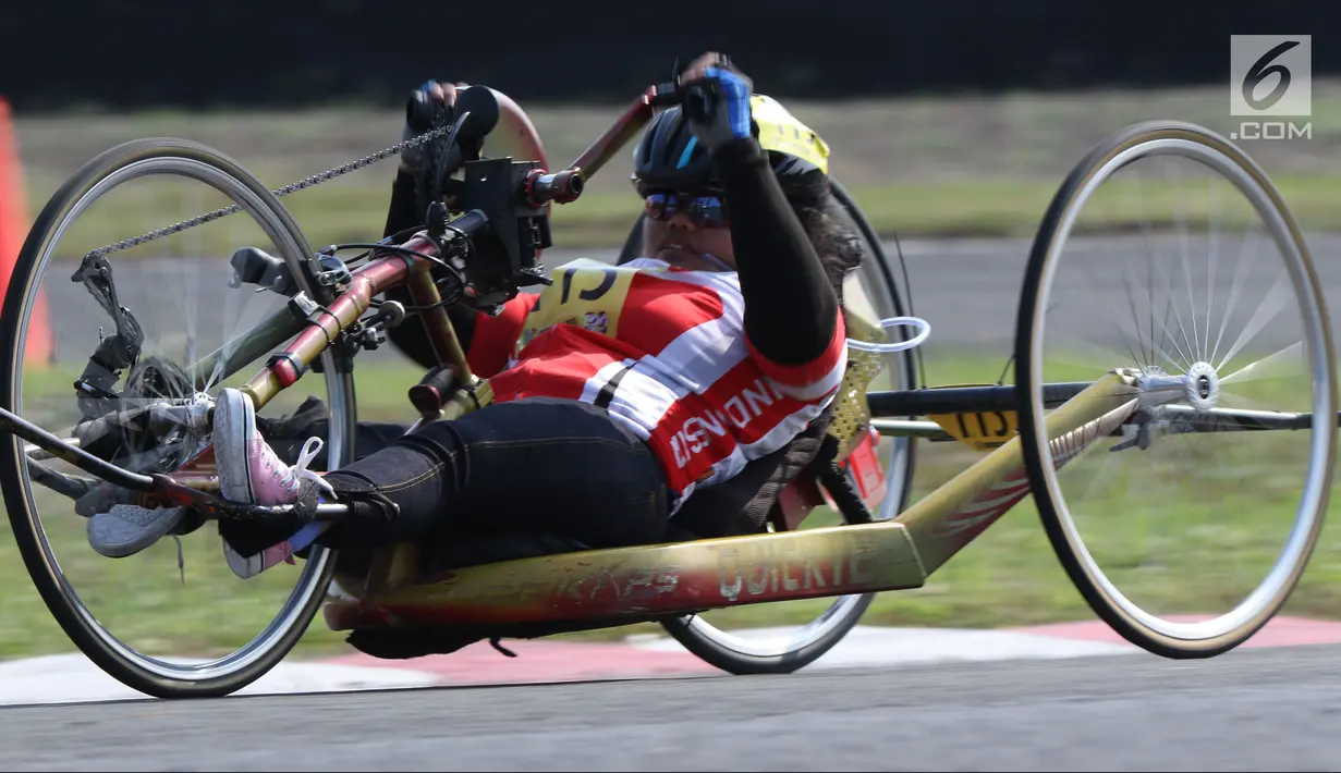 Atlet ParaCycling, Ida Ayu Ketut Kenari saat laga di nomor Womens H2-4 Individual Time Trial Road Race Asian Para Games 2018 di Sirkuit Sentul, Bogor, Senin (8/10). Ida Ayu Ketut Kenari gagal meraih medali. (Liputan6.com/Helmi Fithriansyah)