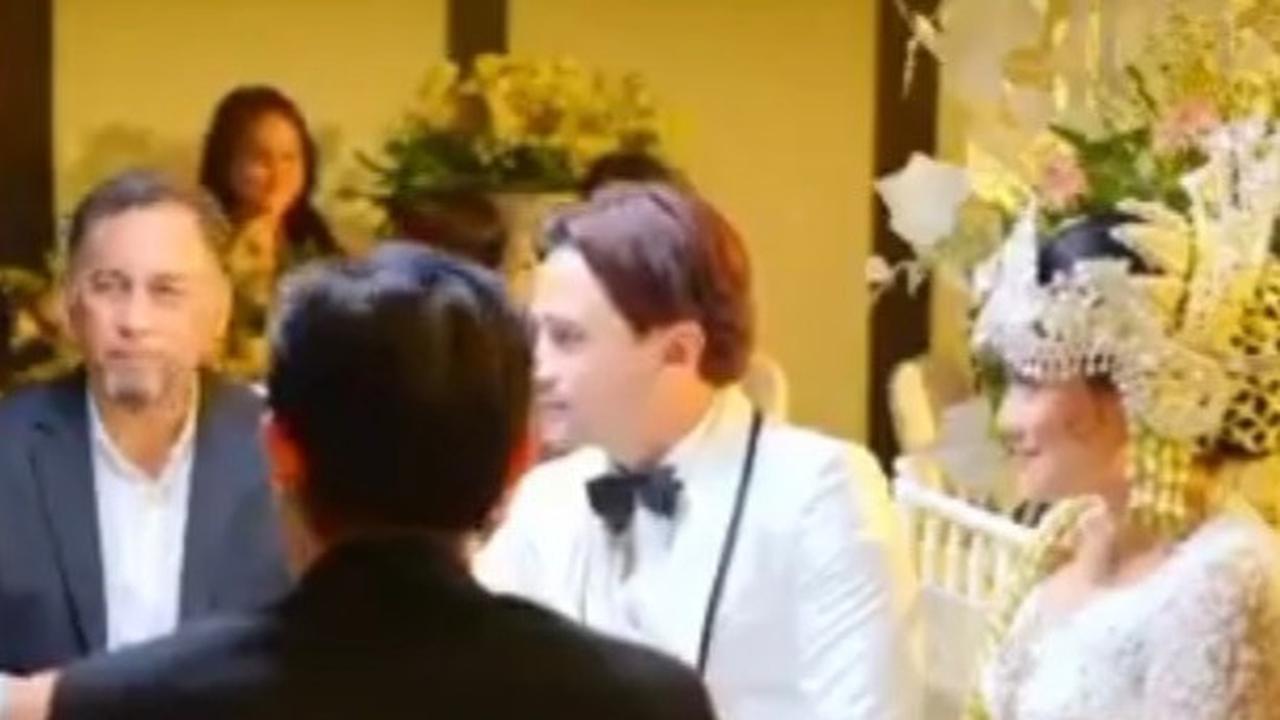 Dalam sinetron Satu Cinta Dua Hati, Ridho dan Salwa akhirnya menikah. Ini momen keduanya saat ijab kabul. Tampak ijab kabul ini berjalan dengan lancar.