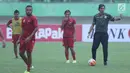 Pelatih Persija, Stefano Cugurra (kanan) memimpin latihan jelang melakoni laga kedua semifinal Piala Presiden 2018 melawan PSMS di Stadion Manahan Solo, Jawa Tengah, Minggu (11/2). Laga akan digelar Senin (12/2). (Liputan6.com/Helmi Fithriansyah)