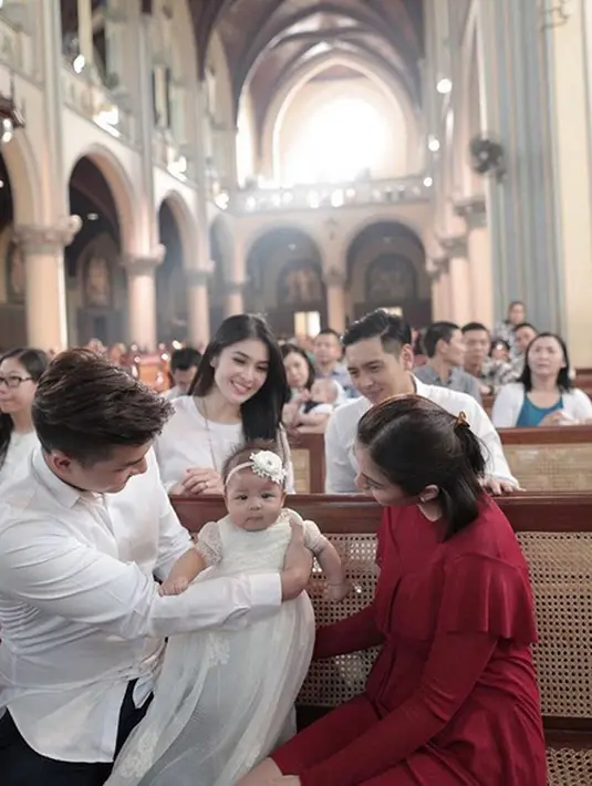 Dalam acara itu, pengantin baru yang juga sahabat Chelsea, Sandra Dewi terlihat hadir dalam acara sakral itu. Bahkan, Sandra Dewi menjadi ibu baptis anak pasangan tersebut. (Instagram/nastusha.olivia.alinskie)