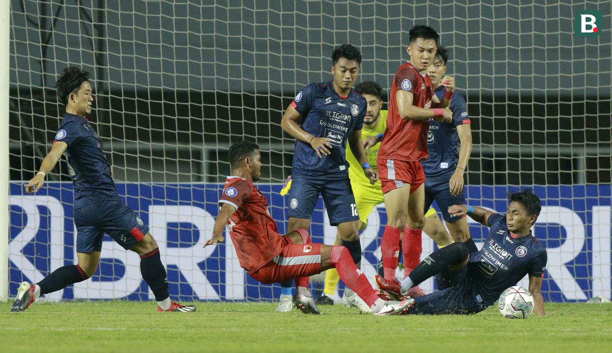 Pemain PSM Makassar, Hasyim Kipu, berebut bola dengan pemain Arema FC, bagas Adi, pada laga BRI Liga 1 di Stadion Pakansari, Bogor, Minggu (5/9/2021). Kedua tim bermain imbang 1-1. (Foto: Bola.com/M Iqbal Ichsan)