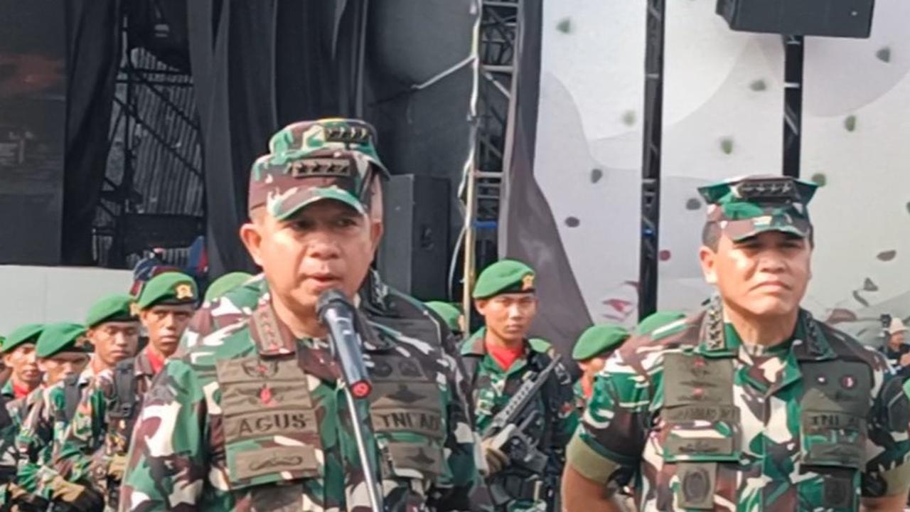 Panglima TNI Jenderal TNI Agus Subiyanto di Monumen Nasional (Monas), Jakarta.