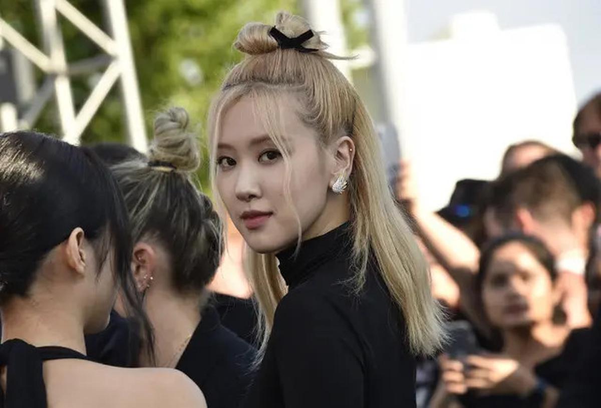 Rose Blackpink Pamer Tujuh Gaya Memukau saat Kibarkan Bendera di F1 Miami Grand Prix 2025