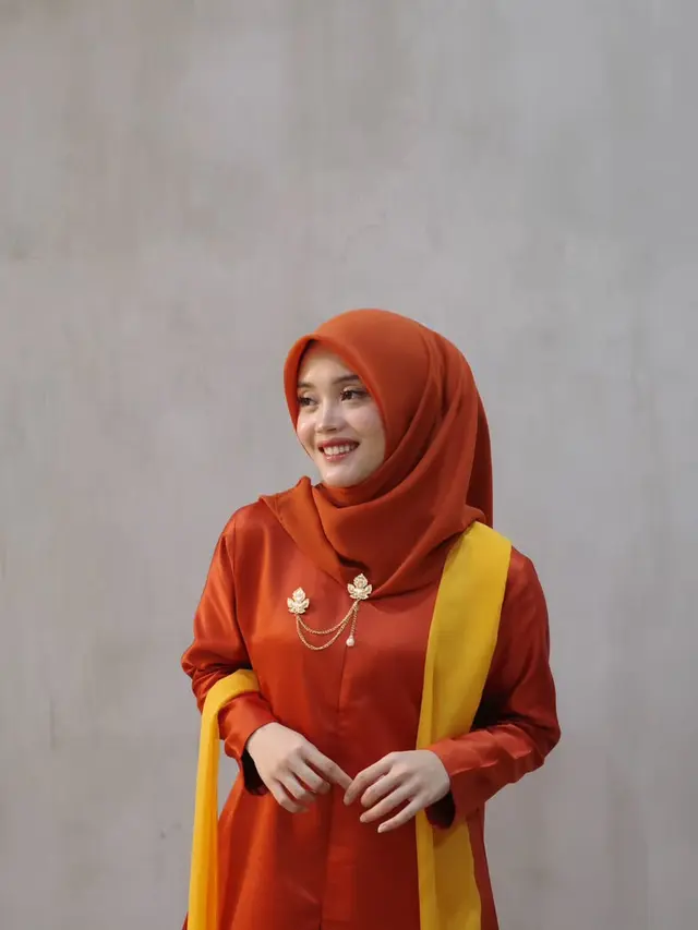 Anggun Berseri, Pesona Putri Delina Jadi Bridesmaid dalam Kebaya Kurung Serba Oranye