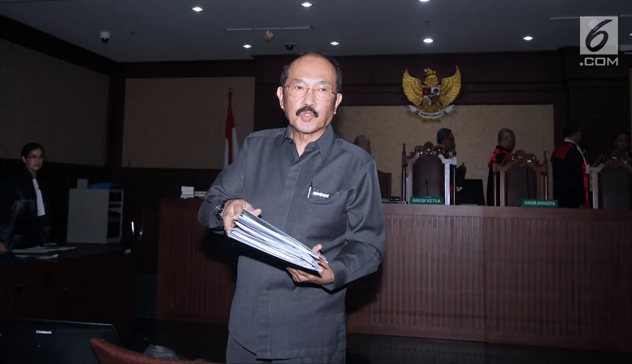 Mantan kuasa hukum terdakwa dugaan korupsi pengadaan e-KTP Setya Novanto, Fredrich Yunadi usai menjalani sidang perdana di Pengadilan Tipikor, Jakarta, Kamis (8/2). Sidang mendengar dakwaan Jaksa Penuntut Umum. (Liputan6.com/Helmi Fithriansyah)