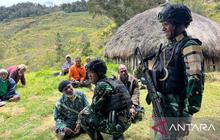 Bukan Sekadar Formalitas: Satgas Yonif 511 Salurkan Bantuan Kemanusiaan di Pedalaman Papua