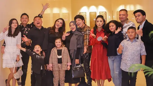 [Fimela] Keluarga Anang Hermansyah dan Raul Lemos