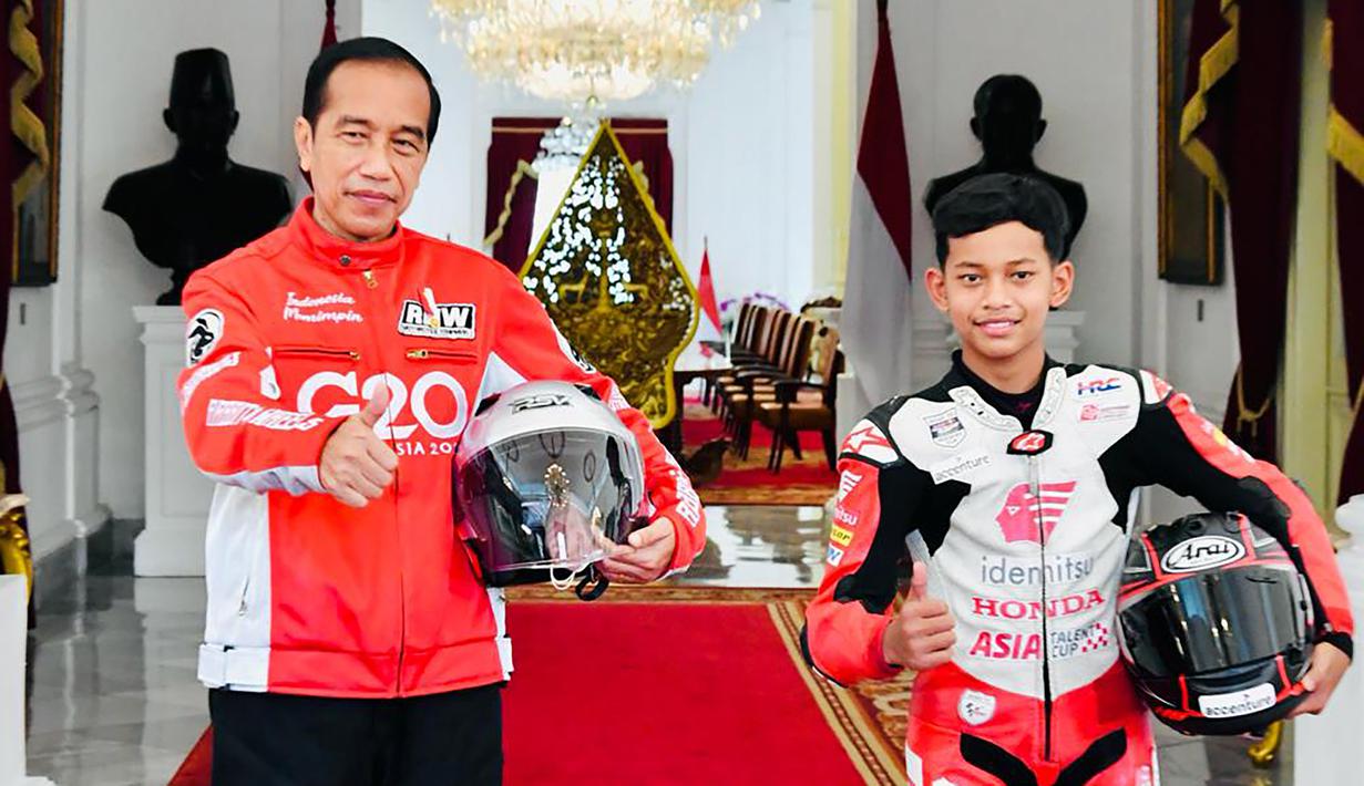 Pembalap muda Indonesia yang berlaga di ajang Asia Talent Cup, Veda Ega Pratama, dari tim Idemitsu Asia Talent Cup juga tak menyia-nyiakan kesempatan foto bareng tersebut. (Biro Pers Sekretariat Presiden/Laily Rachev)