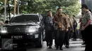 Gubernur DKI Jakarta Basuki 'Ahok' Tjahaja Purnama saat tiba di Gedung KPK, Jakarta, Selasa (12/4). Ahok memenuhi panggilan KPK untuk dimintai keterangan dalam penyelidikan kasus dugaan korupsi pembelian lahan RS Sumber Waras. (Liputan6.com/Helmi Afandi)