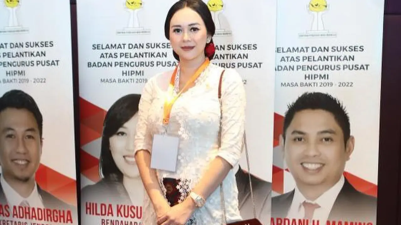 Potret Cantik Aura Kasih Memakai Kabaya saat Bertemu Jokowi