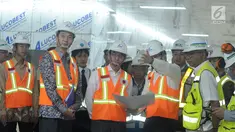 Menteri Luar Negeri Jepang Taro Kono (tengah) saat meninjau perkembangan proyek kereta MRT di Stasiun Bundaran HI, Jakarta, Senin (25/6).Taro Kono didampingi oleh Direktur Utama PT MRT William Sabandar. (Liputan6.com/Helmi Fithriansyah)