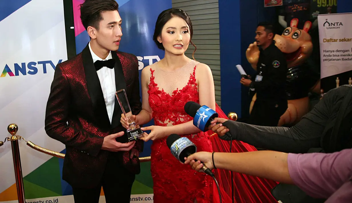Hadir di Insert Awards, Kamis (26/10/2017), Verrell dan Natasha pun hadir bersama dan pastinya tetap terlihat mesra. Saat ditanya soal kedekatan dan hubungannya, mereka mengatakan sudah terjalin sejak lama. (Nurwahyunan/Bintang.com)