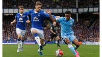 Pemain  Manchester City, Raheem Sterling berusaha melewati bek Everton, John Stones pada laga Liga Premier Inggris di Stadion Goodison Park, Inggris, Minggu (24/8/2015). City berhasil menaklukan Everton 2-0. (Reuters/Andrew Yates)