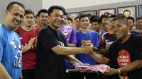 Haryanto rela mendukung para pebulutangkis Indonesia di berbagai negara dengan uang dari kantongnya sendiri. 