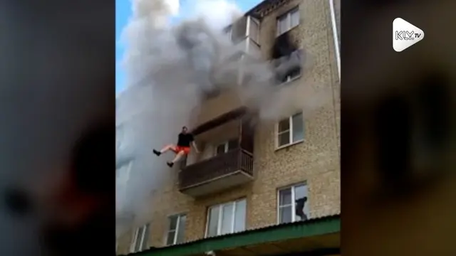 Warga selamatkan penghuni apartemen yang lompat dari jendela akibat terjebak kebakaran. Untungnya, tak ada yang terluka dalam insiden ini.