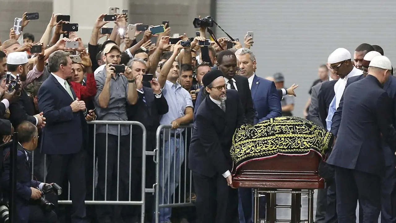 Ribuan Orang Menghadiri Upacara Pemakaman Muhammad Ali