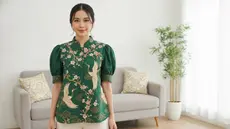 Ilustrasi atasan batik wanita premium. (c) AI/Depositphotos