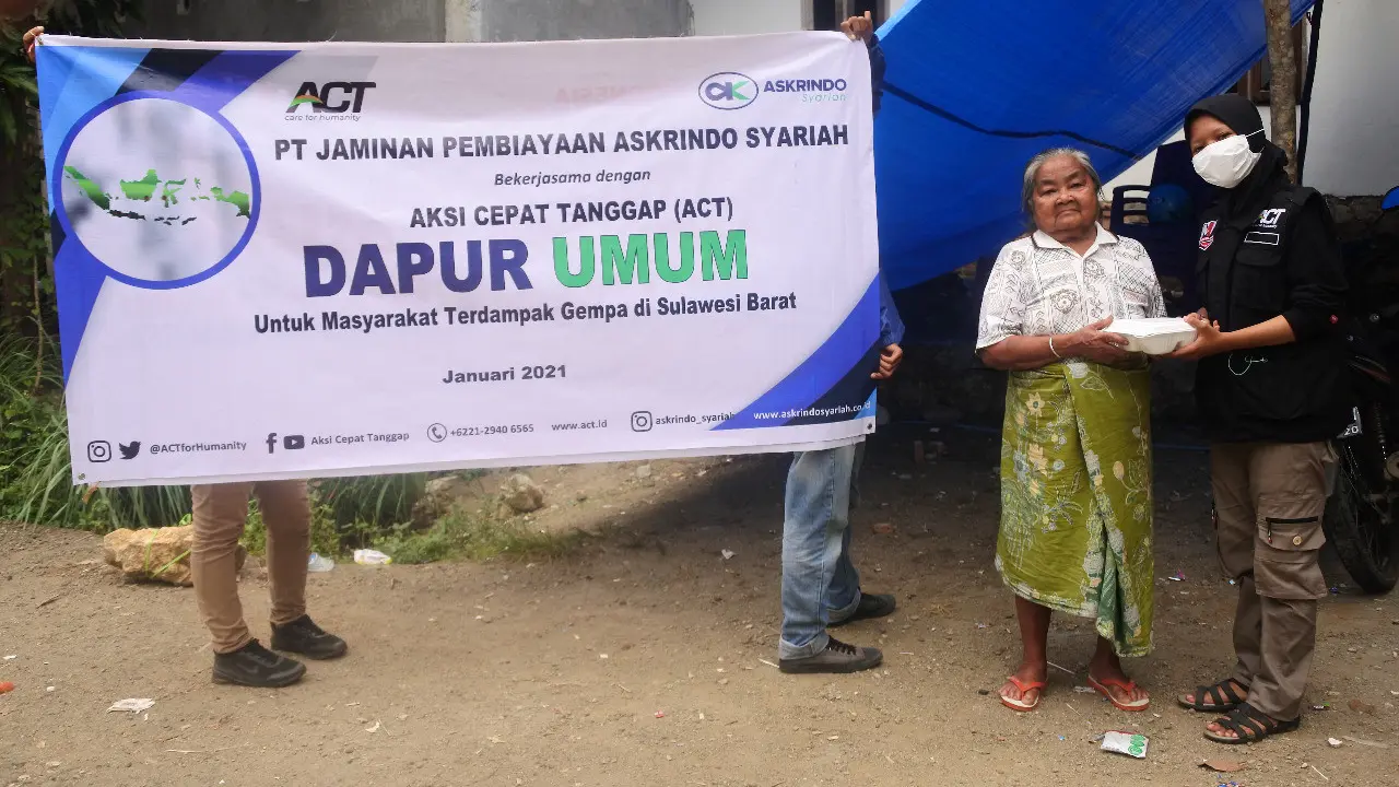 Penyaluran bantuan kepda korban bencana oleh Askrindo Syariah