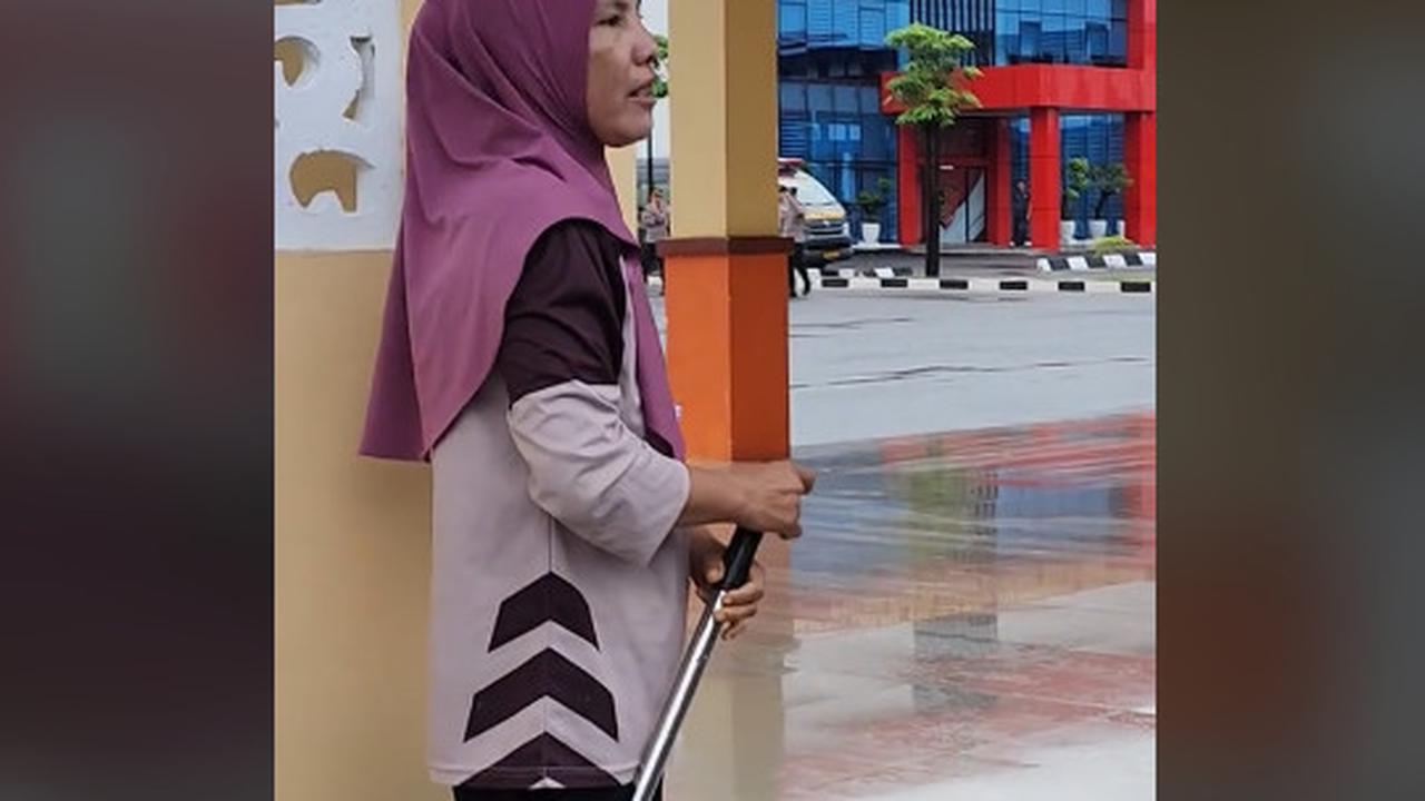 Sama-Sama Tugas di Polda, Ibu Petugas Kebersihan Anaknya Anggota Polisi Sampai Didatangi Jenderal Polri