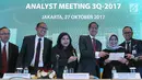 Dirut Bank BJB, Ahmad Irfan (ketiga kanan) dan jajaran direksi ketika analyst meeting 3Q 2017 di Jakarta, Jumat (27/10). Kinerja Bank BJB triwulan III 2017 ditutup dengan total raihan dana pihak ketiga (DPK) sebesar Rp 86,6 triliun. (Liputan6.com)