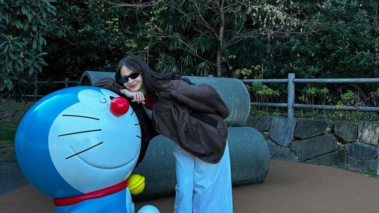 Potret Enzy Storia Liburan ke Jepang Tanpa Suami, Bersama Teman-Teman Ketemu Doraemon