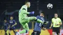 Kiper Atalanta, Pierluigi Gollini menghalau bola dari serangan para pemain Real Madrid dalam laga leg pertama babak 16 Besar Liga Champions 2020/21 di Gewiss Stadium, Bergamo, Rabu (24/2/2021). Atalanta kalah 0-1 dari Real Madrid. (AP/Luca Bruno)