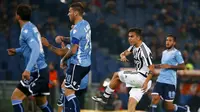 Striker Juventus Paulo Dybala mencetak gol ke gawang Lazio dalam lanjutan Liga Serie A Italia di Stadion Olimpico, Sabtu (5/12/2015). (Liputan6.com/ REUTERS/Tony Gentile)