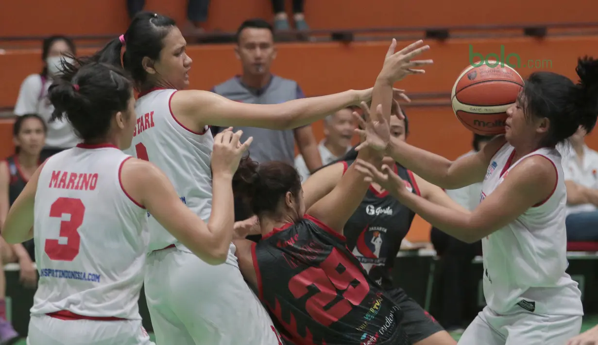 Para pemain MP Samator Jakarta dan pemain Sahabat Semarang berebut bola pada laga Srikandi Cup 2018 di GOR Lokasari, Jakarta, Rabu (21/3/2018). Sahabat menang 51-46. (Bola.com/Nick Hanoatubun)