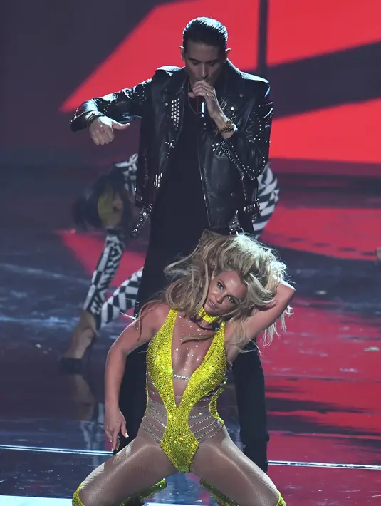 Meski penampilannya tidak berkesan glamor, bahkan ia mengaku gugup sebelum tampil di panggung MTV VMA tersebut. Seperti diketahui, ia terakhir tampil dipanggung itu pada 2007 silam dan banyak mendapat kritikan aksi panggungnya. (AFP/Bintang.com)