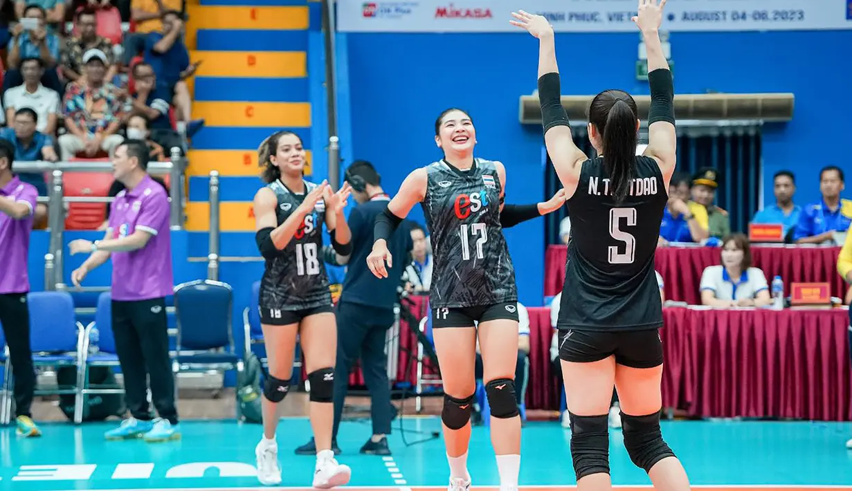 <p>Selebrasi pemain Timnas bola voli putri Thailand, Nuekjang Thatdao setelah memperoleh angka saat menghadapi Indonesia pada laga putaran pertama SEA V League 2023 di Vinh Phuc Gymnasium, Hanoi, Vietnam, Jumat (4/8/2023). Thailand menang 3-0 (26-24, 26-24, 25-20) atas Indonesia. (Dok. SEA V League 2023)</p>