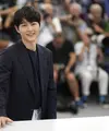 Song Joong-ki berpose dalam sesi photo call untuk film Hopeless di Festival Film Cannes 2023. Ini merupakan debut perdananya di festival bergengsi tersebut. (AP Photo/Daniel Cole)
