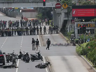 Suasana kondisi lokasi penembakan dan ledakan bom di sarinah, Jakarta, Kamis (14/1). Hingga saat ini polisi kondisi di lokasi masih menegangkan. (Liputan6.com/Angga Yuniar)