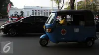 Sebuah bajaj melintas di Jalan Medan Merdeka Utara, Jakarta, Kamis (4/8). Dinas Perhubungan dan Transportasi (Dishubtrans) DKI Jakarta mencabut larangan bajaj melintas di depan Istana Nega