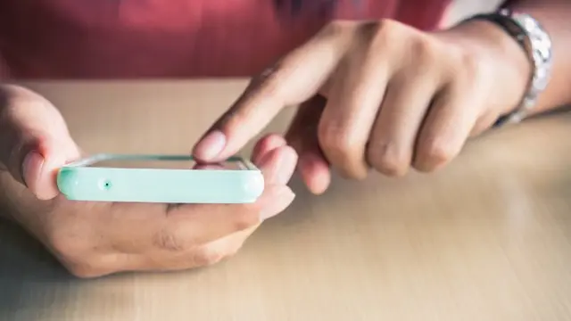 [Bintang] Ilustrasi Main Handphone atau Smartphone