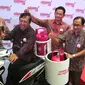 (Ki-ka) Dirjen Migas I Gusti Nyoman Wiratmaja, Direktur Pemasaran Pertamina Ahmad Bambang, SVP Non Fuel Marketing Pertamina Taryono dan Komisaris Utama Pertamina Tanri Abeng saat peluncuran Bright Gas di Jakarta, Jumat (23/10). (Liputan6.com/Angga Yuniar)