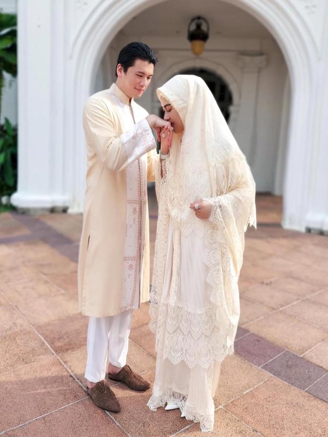 5 Potret Kebersamaan Syahrini Bersama Reino Barack Tampil Kompak Saat Lebaran