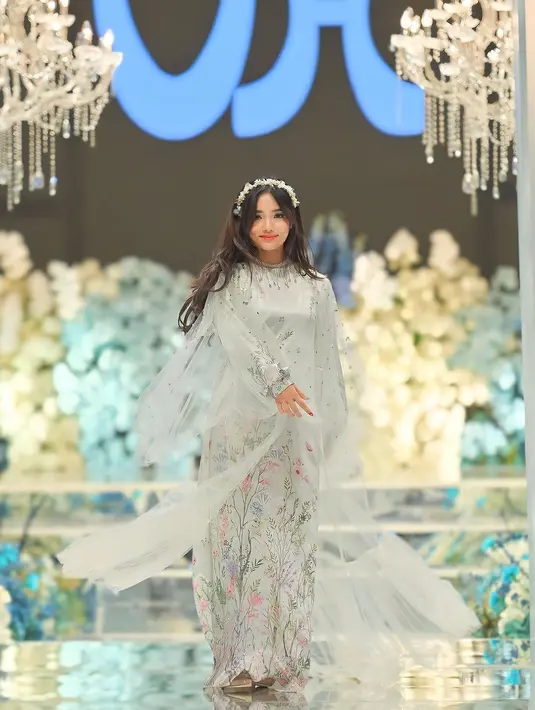 Jadi muse koleksi Crystabela Vanilla Hijab, Fuji tampil elegan dibalut gamis yang dihiasi motif floral cetak print dan outer tulle yang menawan.  [@vanillahijab]