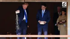 Dalam kunjungannya ke Jepang, Donald Trump kembali dihujat warganet. Kali ini karena aksinya memberi makan Ikan Koi bersama PM Shinzo Abe.