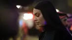 Georgina Rodriguez, tiba menjelang diperkenalkan sang kekasih yang juga peseoakbola asal Portugal, Cristiano Ronaldo sebagai pemain baru Al Nassr di Stadion Mrsool Park, di ibu kota Saudi, Riyadh, Selasa (3/1/2023). Kekasih CR7 itu tampil tertutup mengenakan pakaian hitam dan celana jeans. (Fayez Nureldine / AFP)
