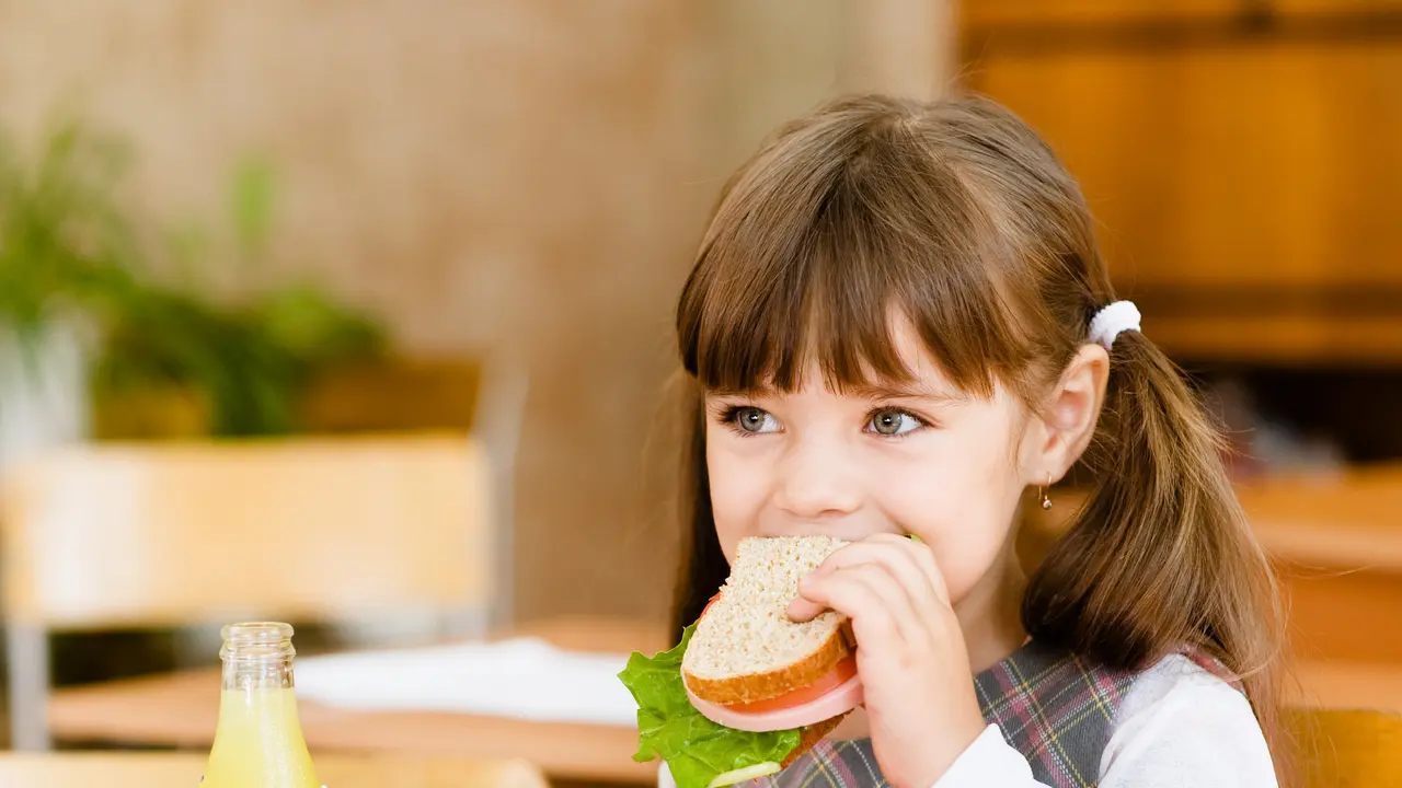 anak makan